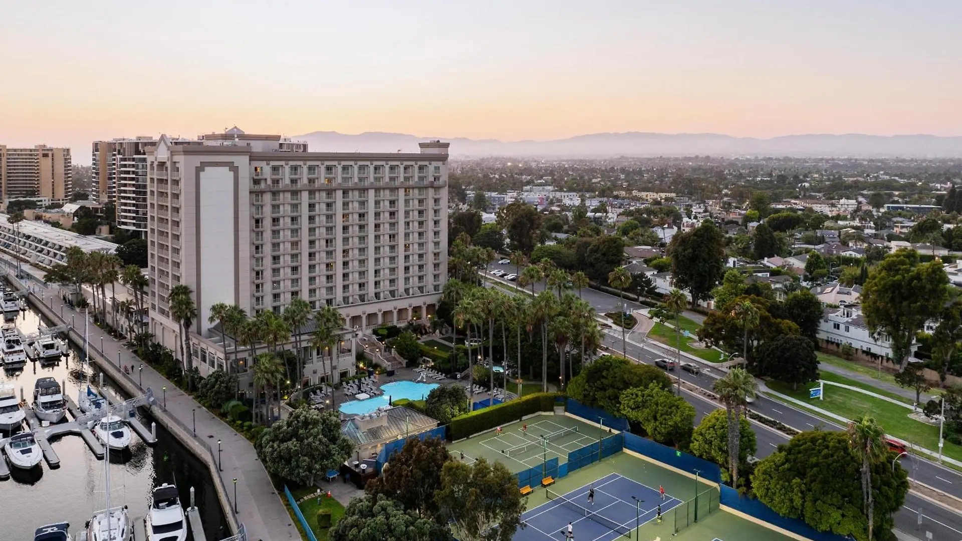 Peridot Palm - Marina Views 2Br W Private Large Patio Apartment Los Angeles United States