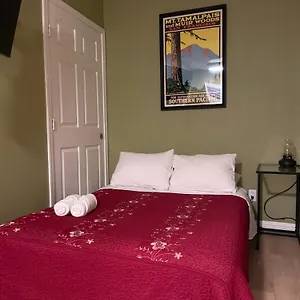  Habitación en casa particular Private In Angeles With Ac, Wifi, Smart Tv, Work Desk Near Sofi Stadium